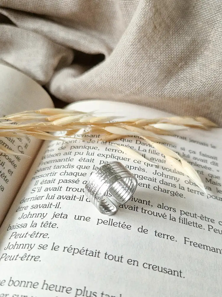 Bague large femme argentée multi rangs effet martelé – acier inoxydable