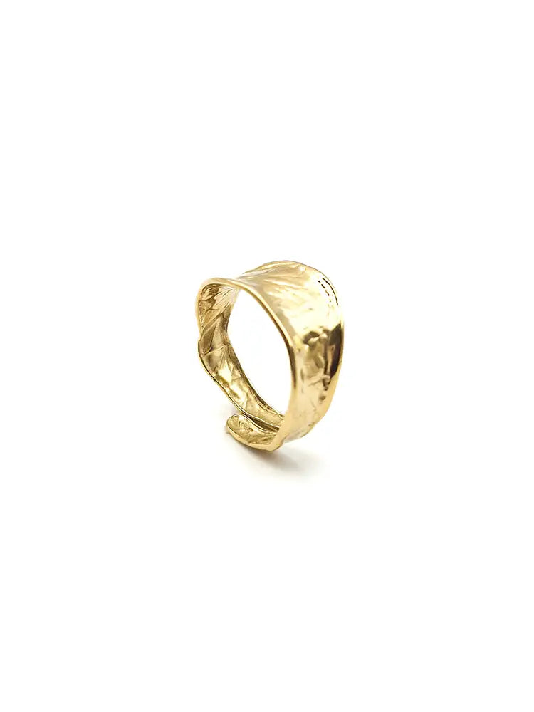 Bague dorée ajustable au design vague martelé tendance