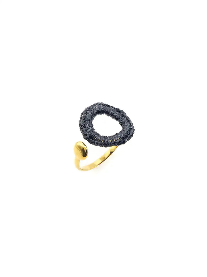 Bague tissée à la main de couleur noire dans cercle doré