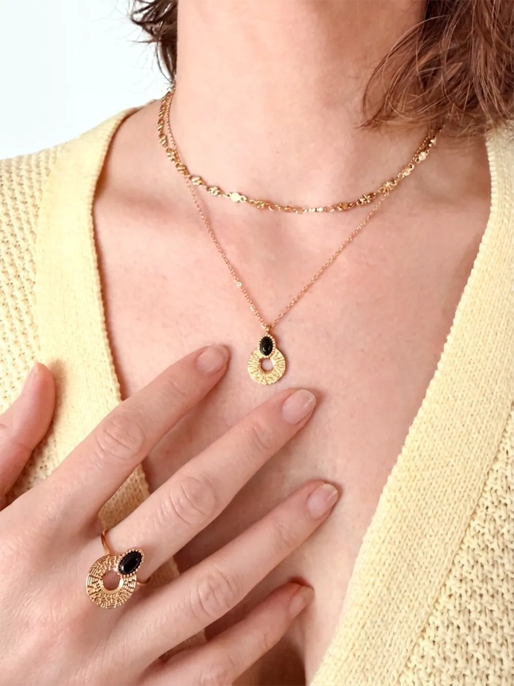parure bijoux femme en acier inoxydable doré et noir avec bague fine et collier avec pendentif
