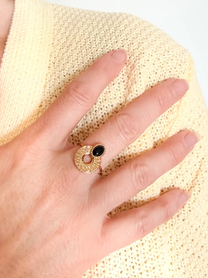 bague fine femme dorée et pierre noire