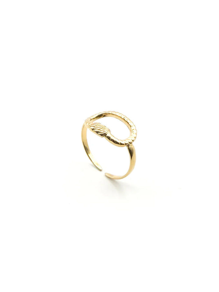 bague femme fine et dorée avec un ovale strié