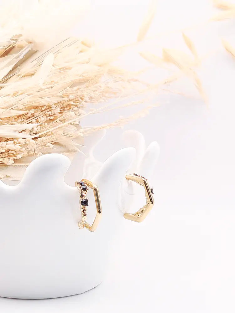 Boucles d’oreilles créoles dorées hexagonales avec cristaux noirs