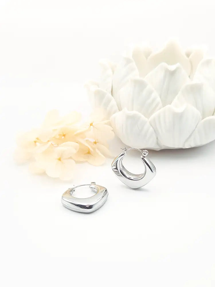 Créoles argentées femme design géométrique moderne