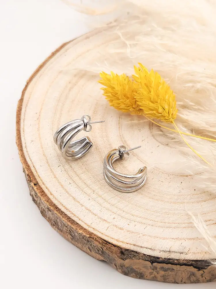 Petites créoles argentées anneaux entrecroisés brossé mat