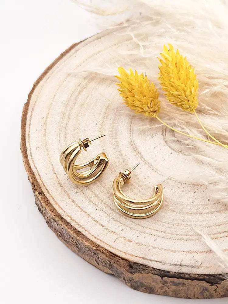 Petites créoles dorées anneaux entrecroisés brossé mat