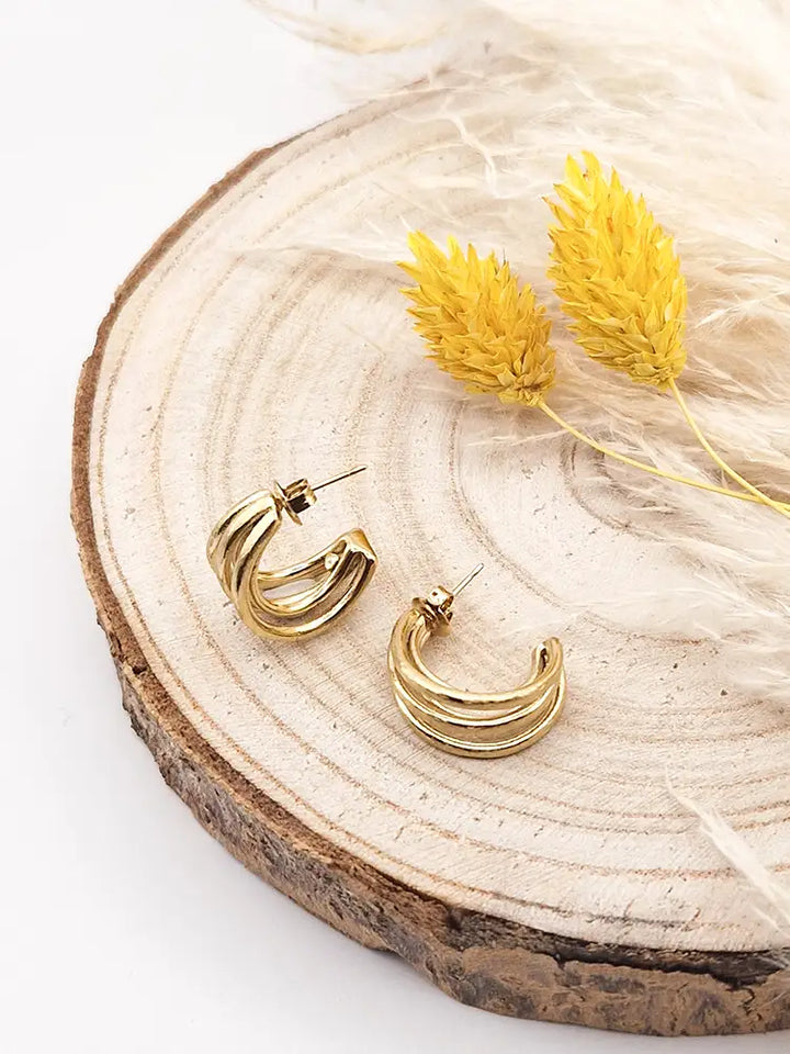 Petites créoles dorées anneaux entrecroisés brossé mat