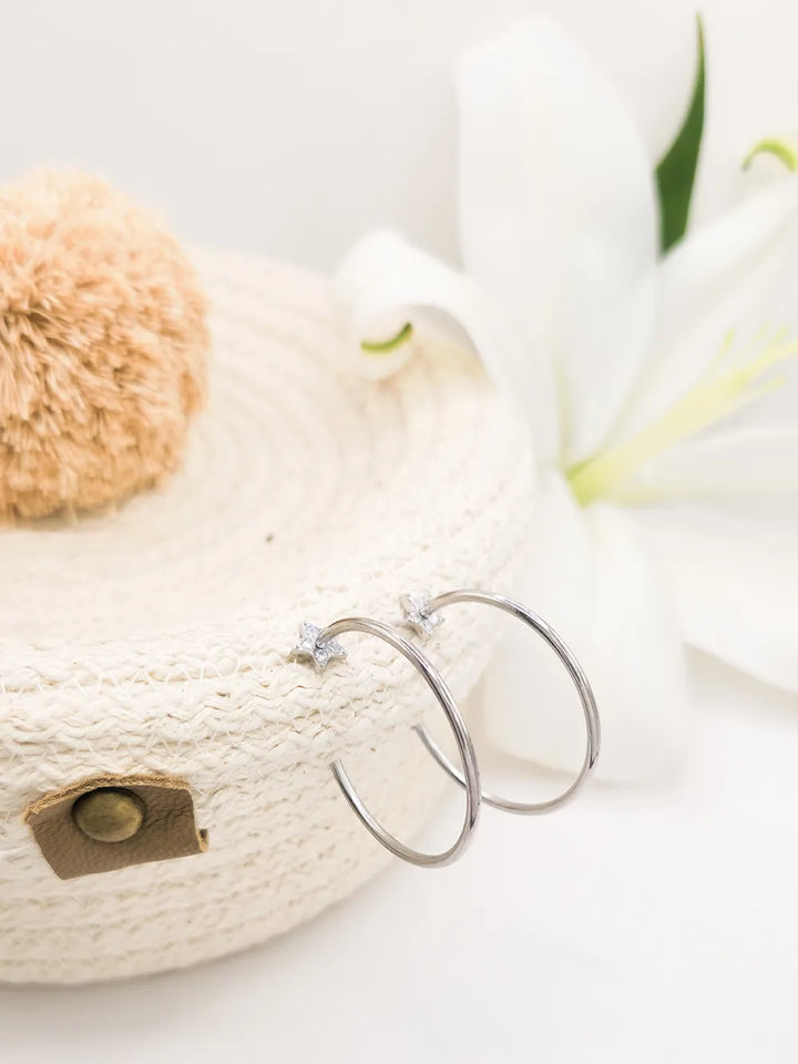 Créoles argentées avec étoile en zirconium