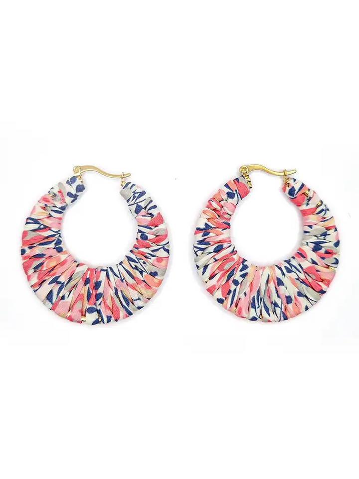 Créoles dorées artisanales avec ruban tissu rose à fleurs