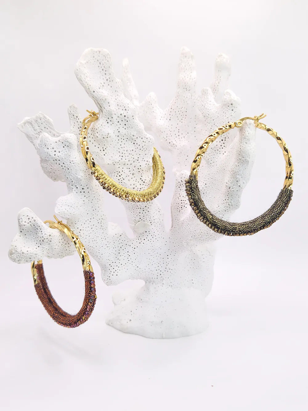 Boucles d’oreilles dorées brodées main avec perles colorées