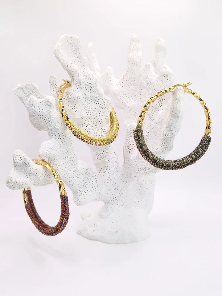 Boucles d’oreilles dorées brodées main avec perles colorées