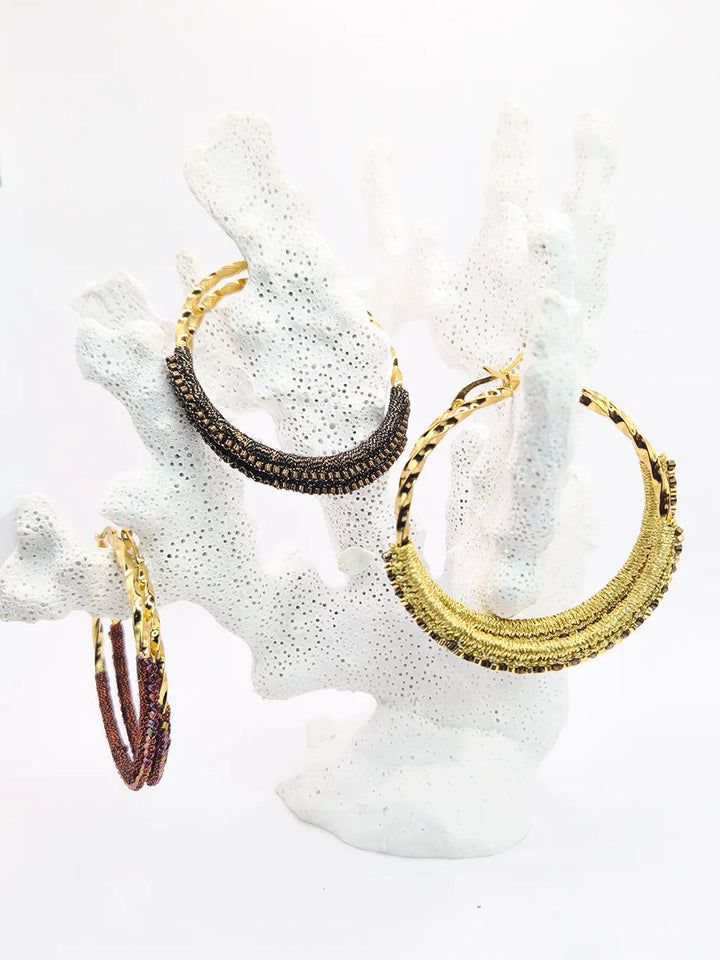 Grandes créoles dorées perles colorées création originale