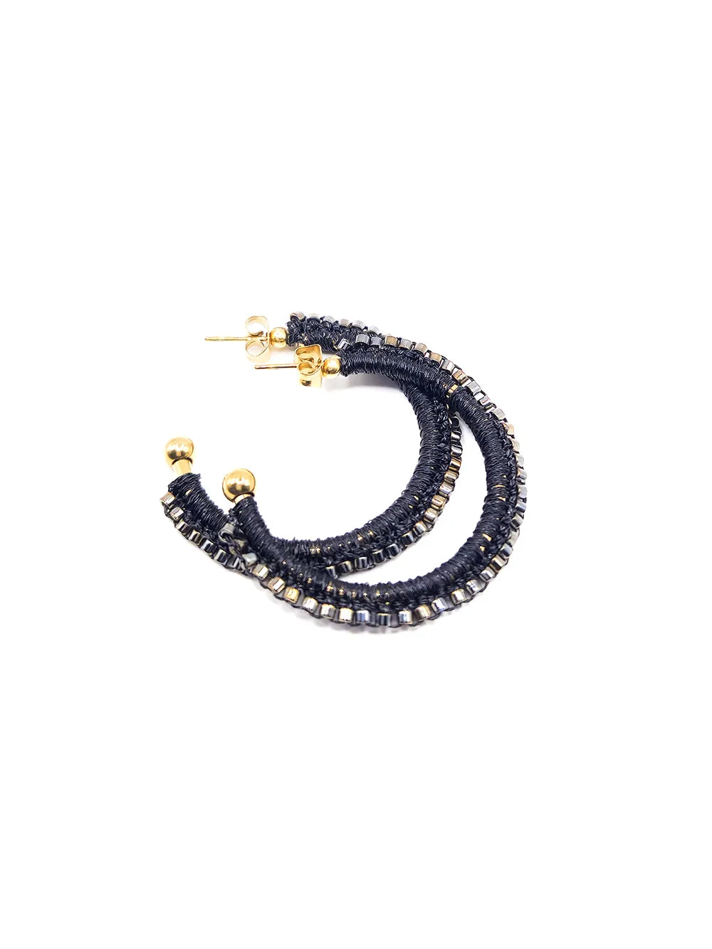 Créoles dorées tissées main perles noires