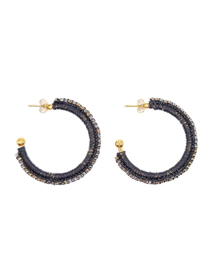 Boucles d’oreilles artisanales noires tissage perlé