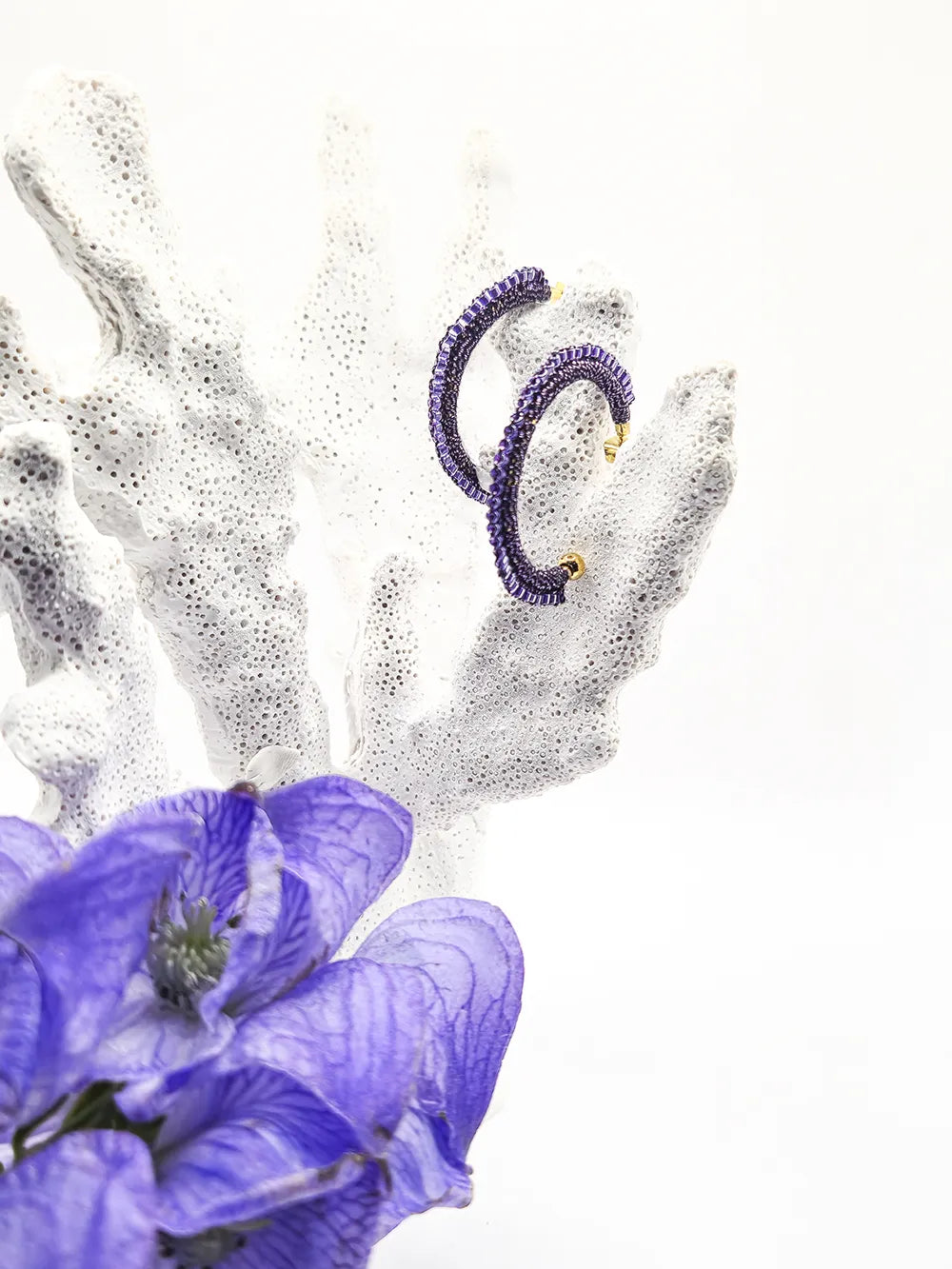 Créoles dorées tissées main perles violettes