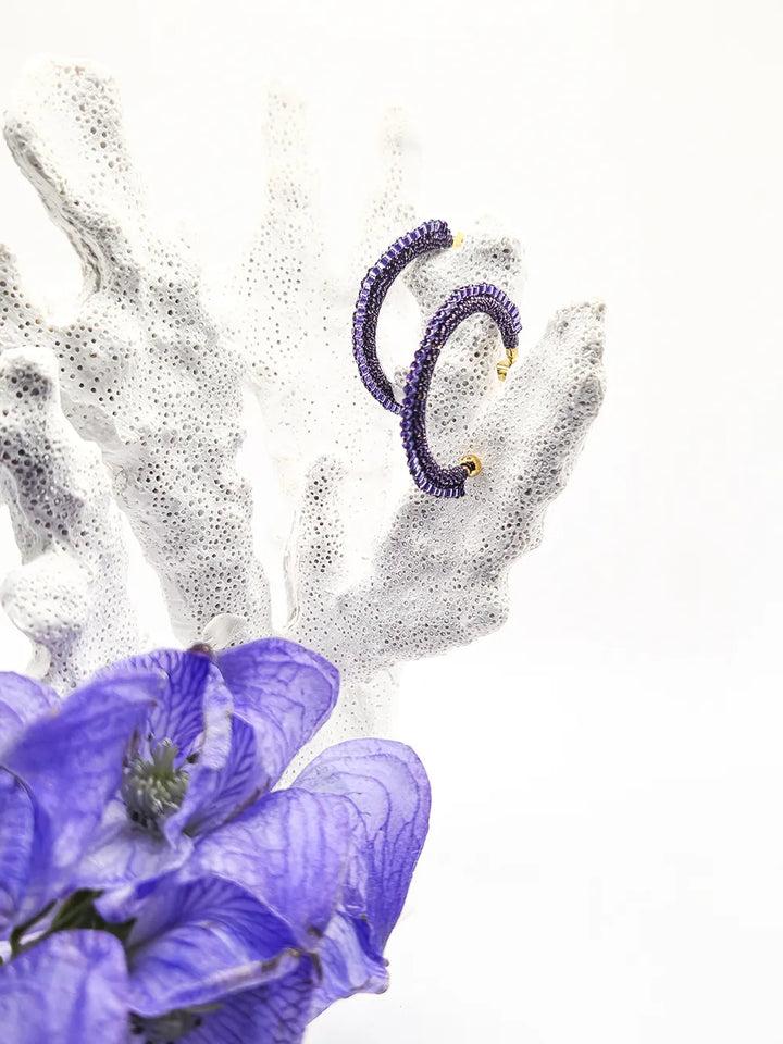 Créoles dorées tissées main perles violettes