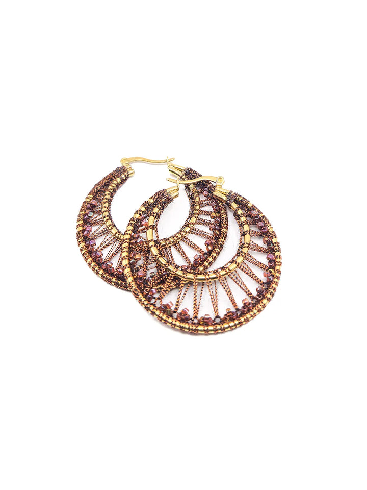 Boucles d’oreilles créoles dorées brodées main perles lit de vin