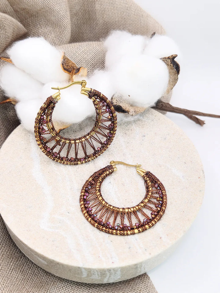 Créoles artisanales double rang avec tissage et perles rouge profond