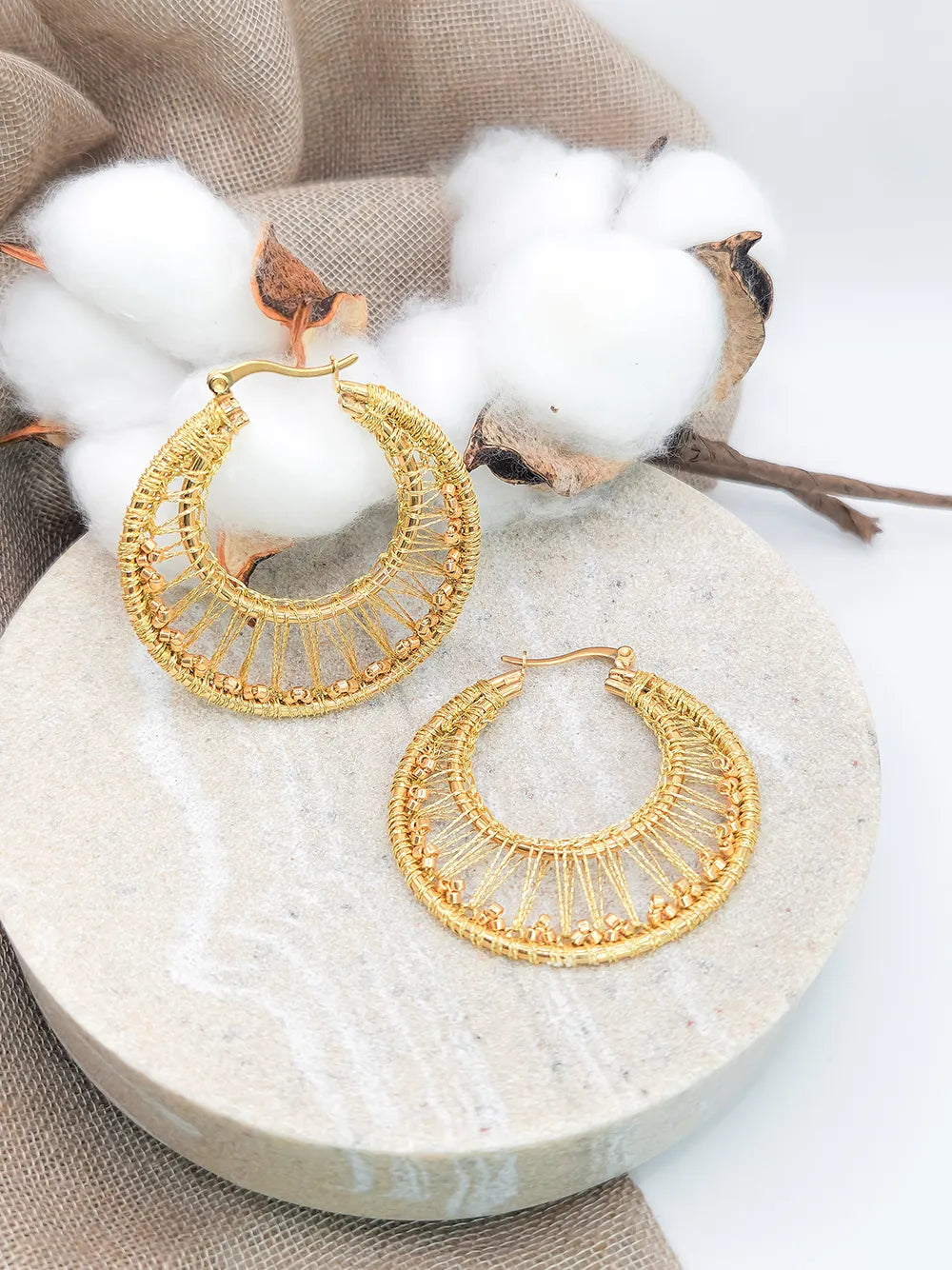 Créoles artisanales double rang avec tissage et perles dorées