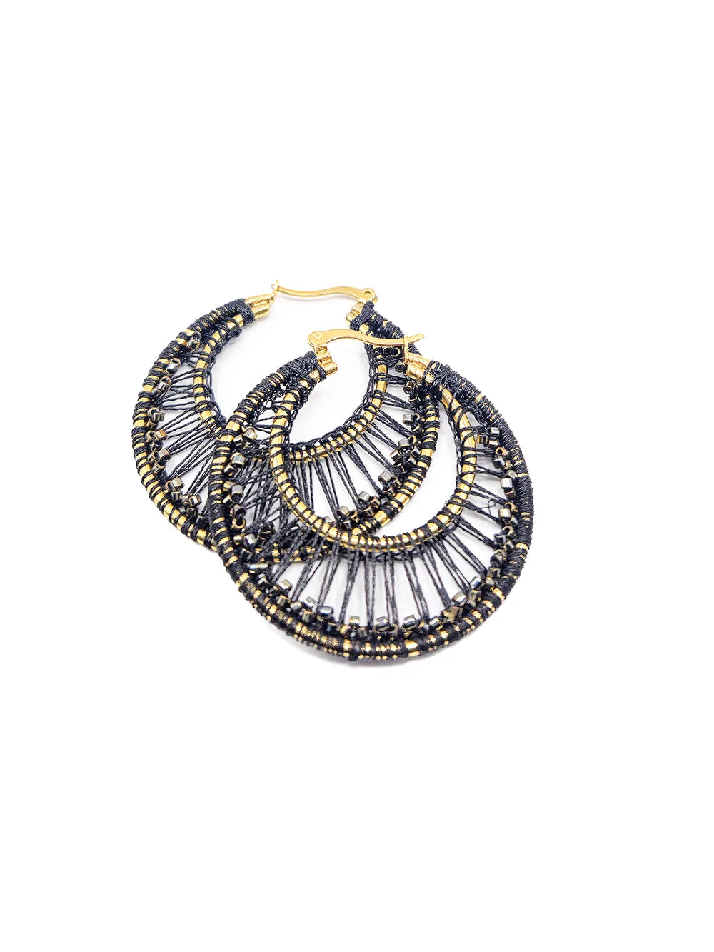 Créoles artisanales dorées avec tissage métallisé et perles noires