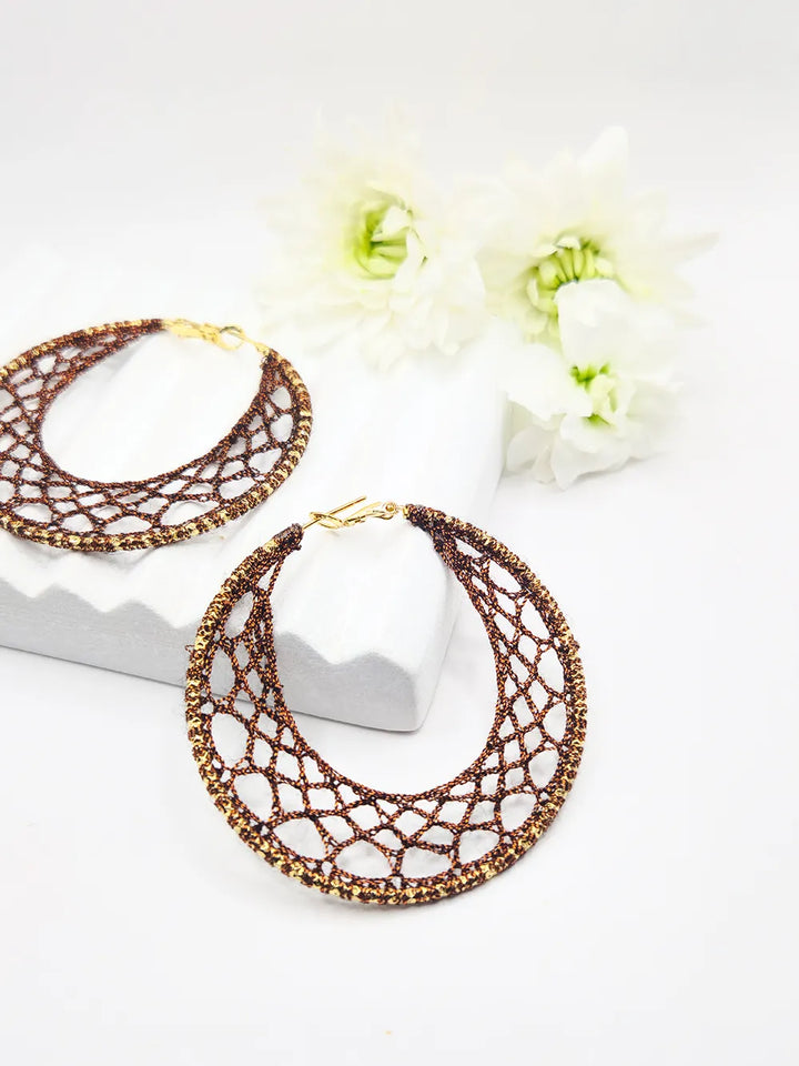 Grandes créoles dorées crochetées main lit de vin