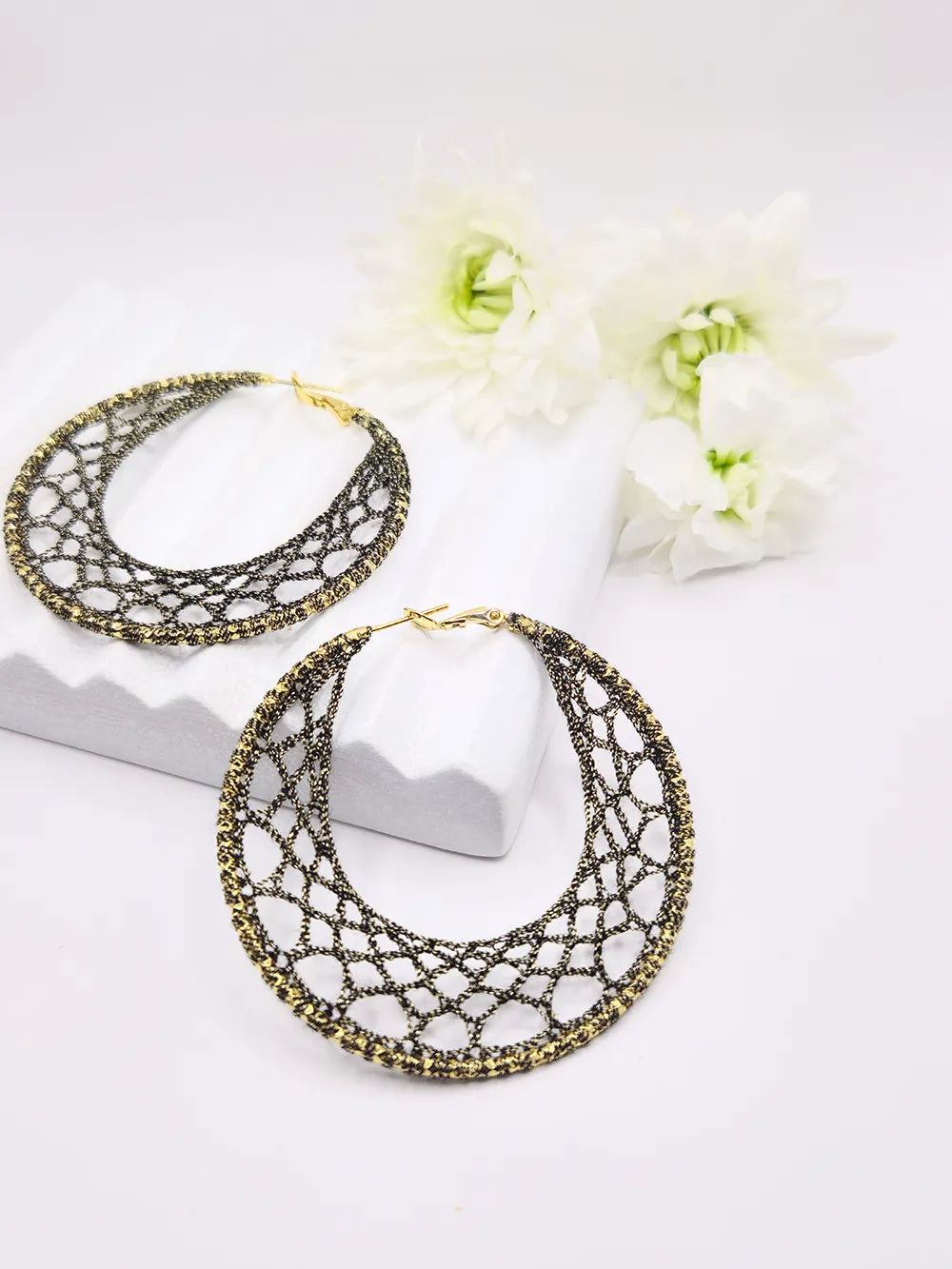 Créoles dorées avec broderie crochet couleur bronze