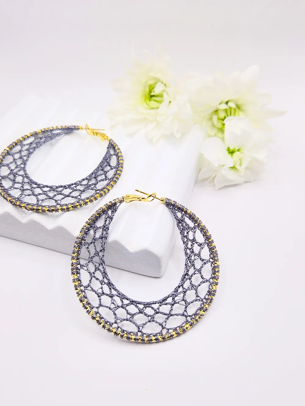 Grandes créoles dorées dentelle grise création originale