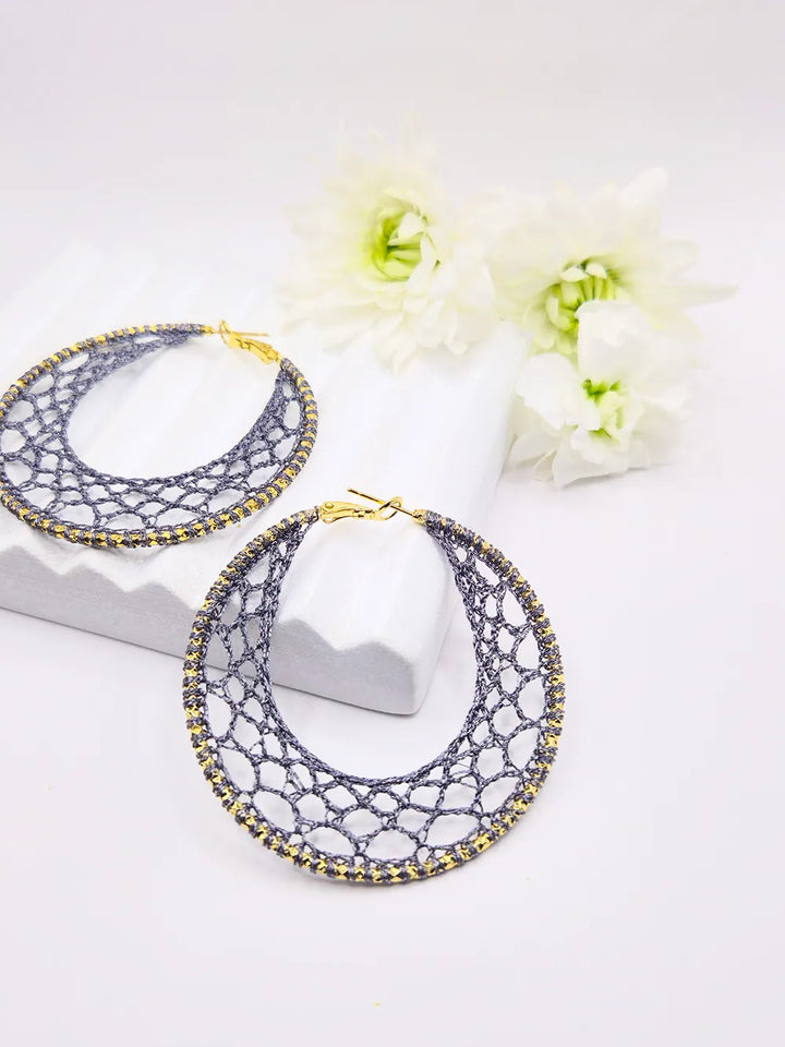 Grandes créoles dorées dentelle grise création originale