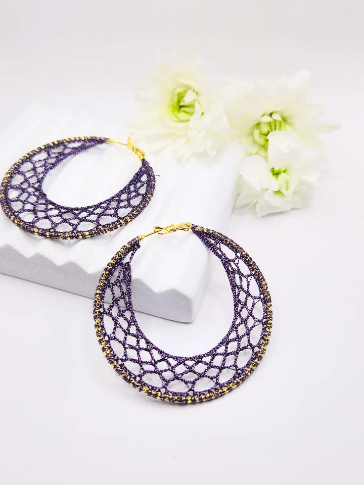 Grandes créoles dorées crochetées main violettes