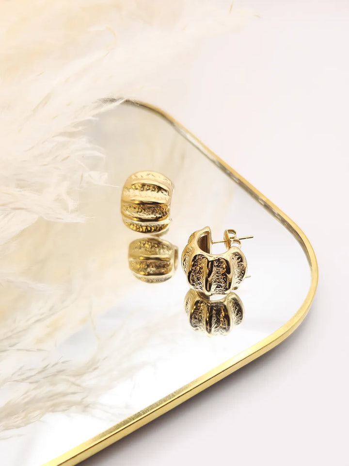 Créoles larges striées et martelées dorées