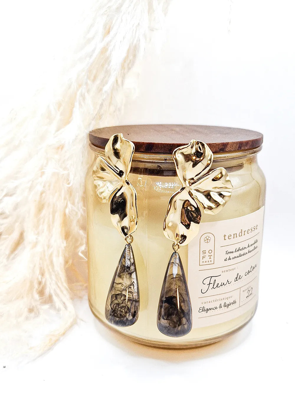 Boucles demi fleurs martelées dorées et pendentif résine