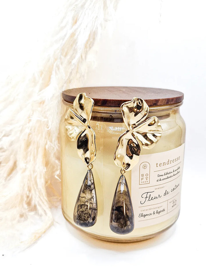 Boucles demi fleurs martelées dorées et pendentif résine