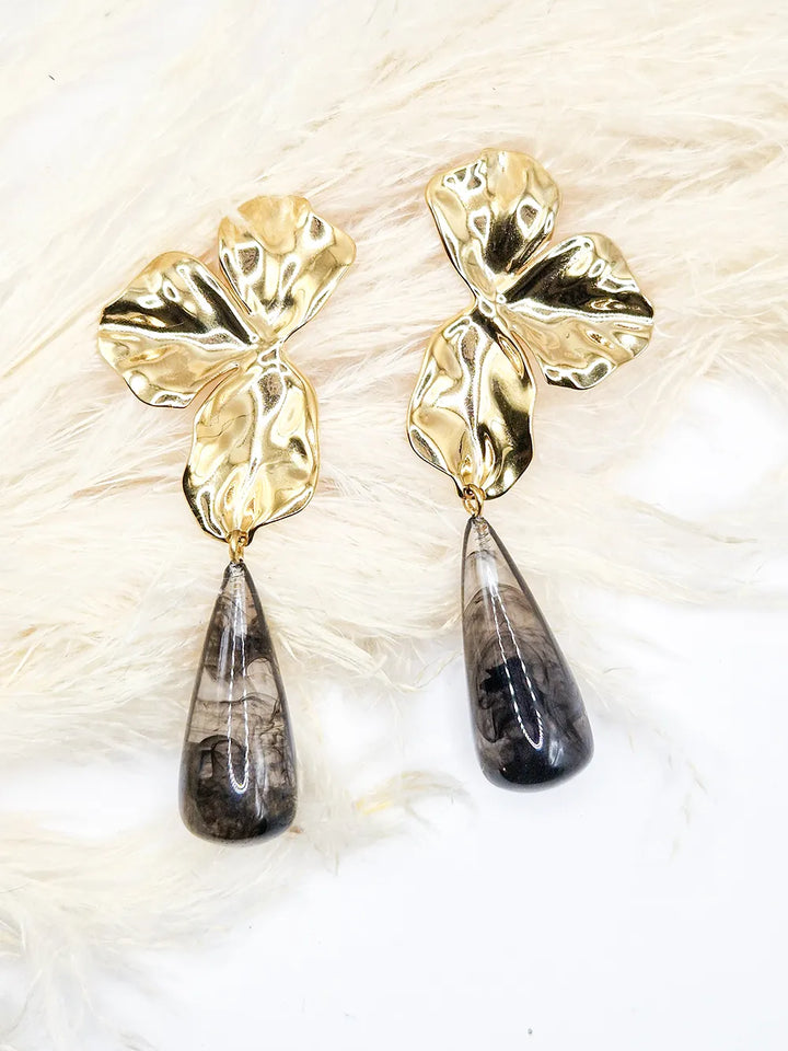 Grandes boucles pendantes dorées et résine noire