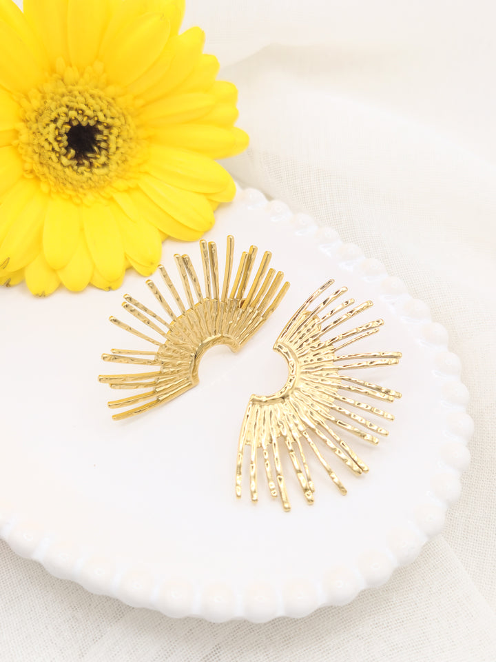 Boucles d’oreilles fantaisie demi-soleil martelées dorées