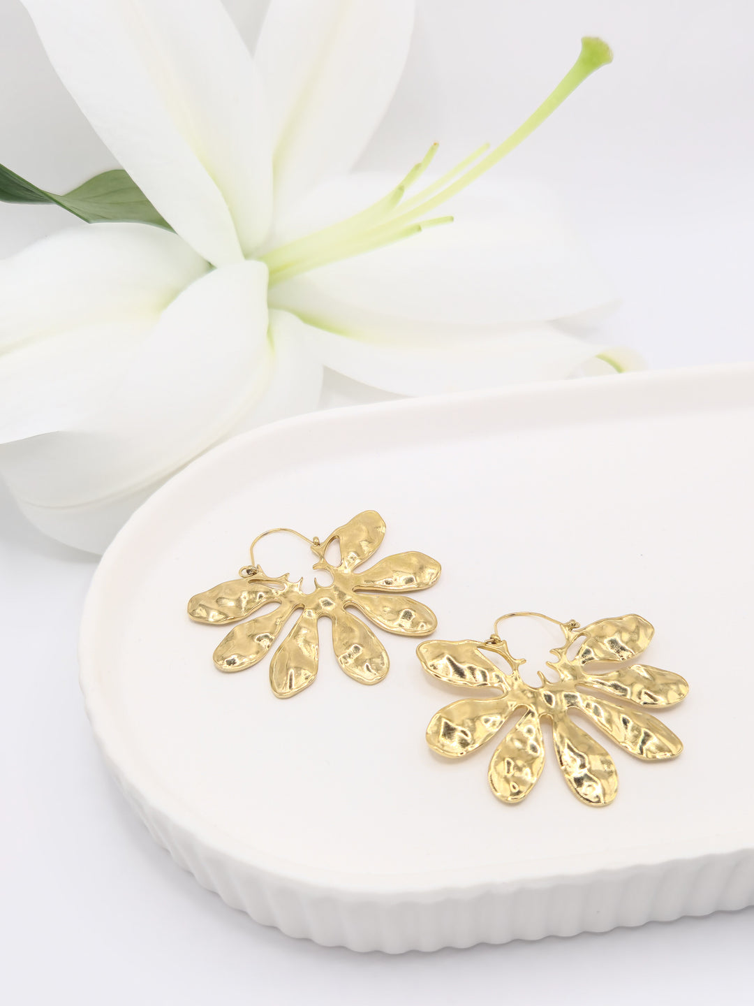 Boucles d’oreilles fleurs martelées dorées pendantes