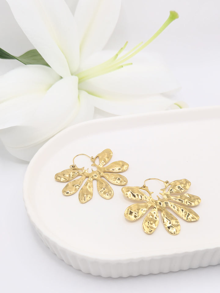Boucles d’oreilles fleurs martelées dorées pendantes