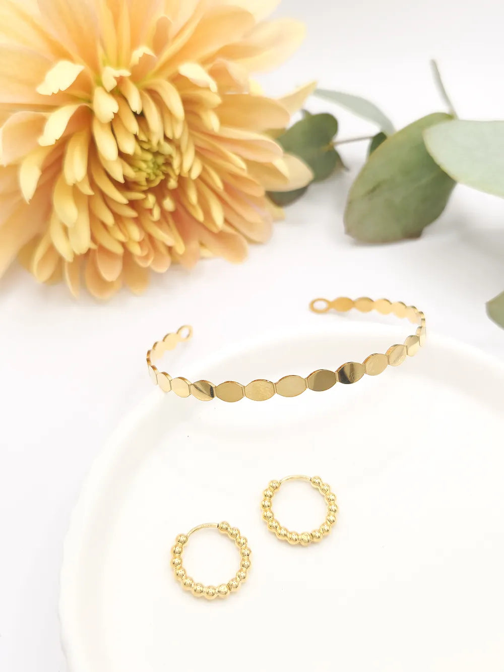 Boucles d’oreilles créoles perlées dorées