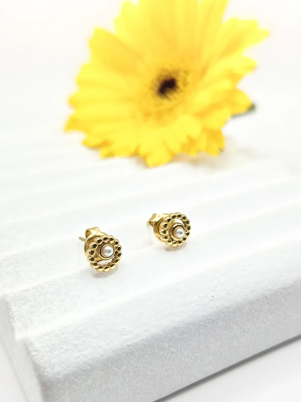 Boucles d’oreilles puces fleur dorée cristal blanc