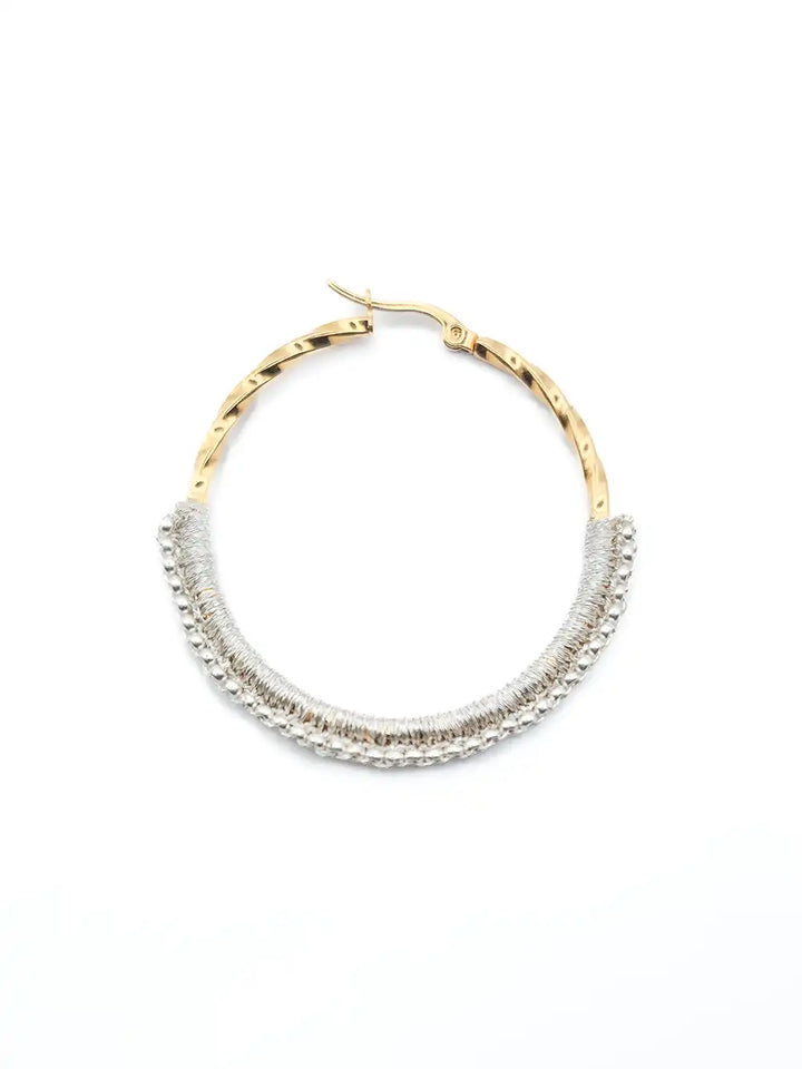 Créoles dorées torsadées et tissage perles argentées