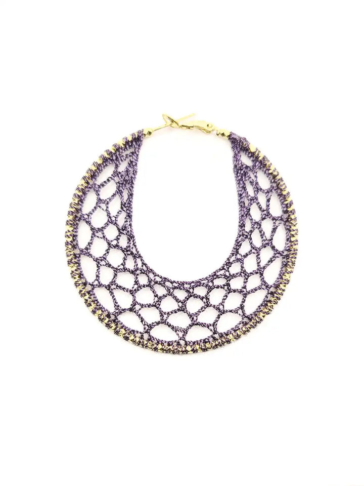 Grandes créoles dorées et dentelle violette fait main