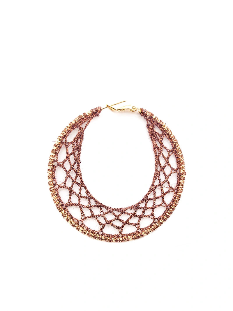 boucles d'oreilles créoles dorées et tissage dentelle lie-de-vin fait main