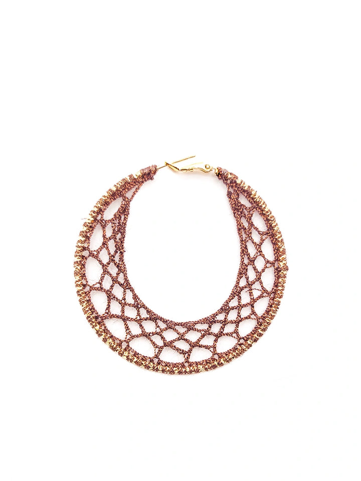 boucles d'oreilles créoles dorées et tissage dentelle lie-de-vin fait main