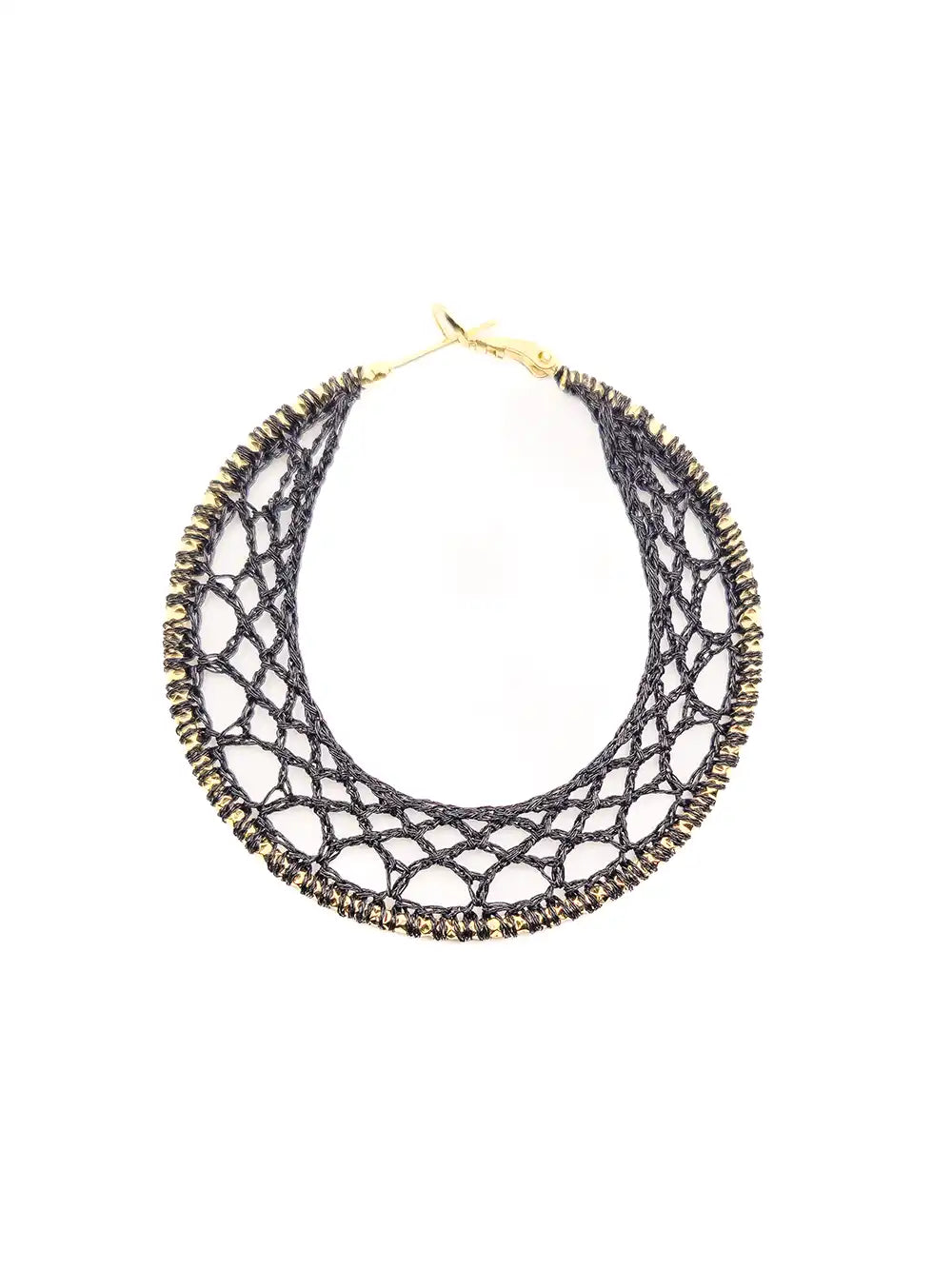 boucles d'oreilles créoles dorées et tissage dentelle noire