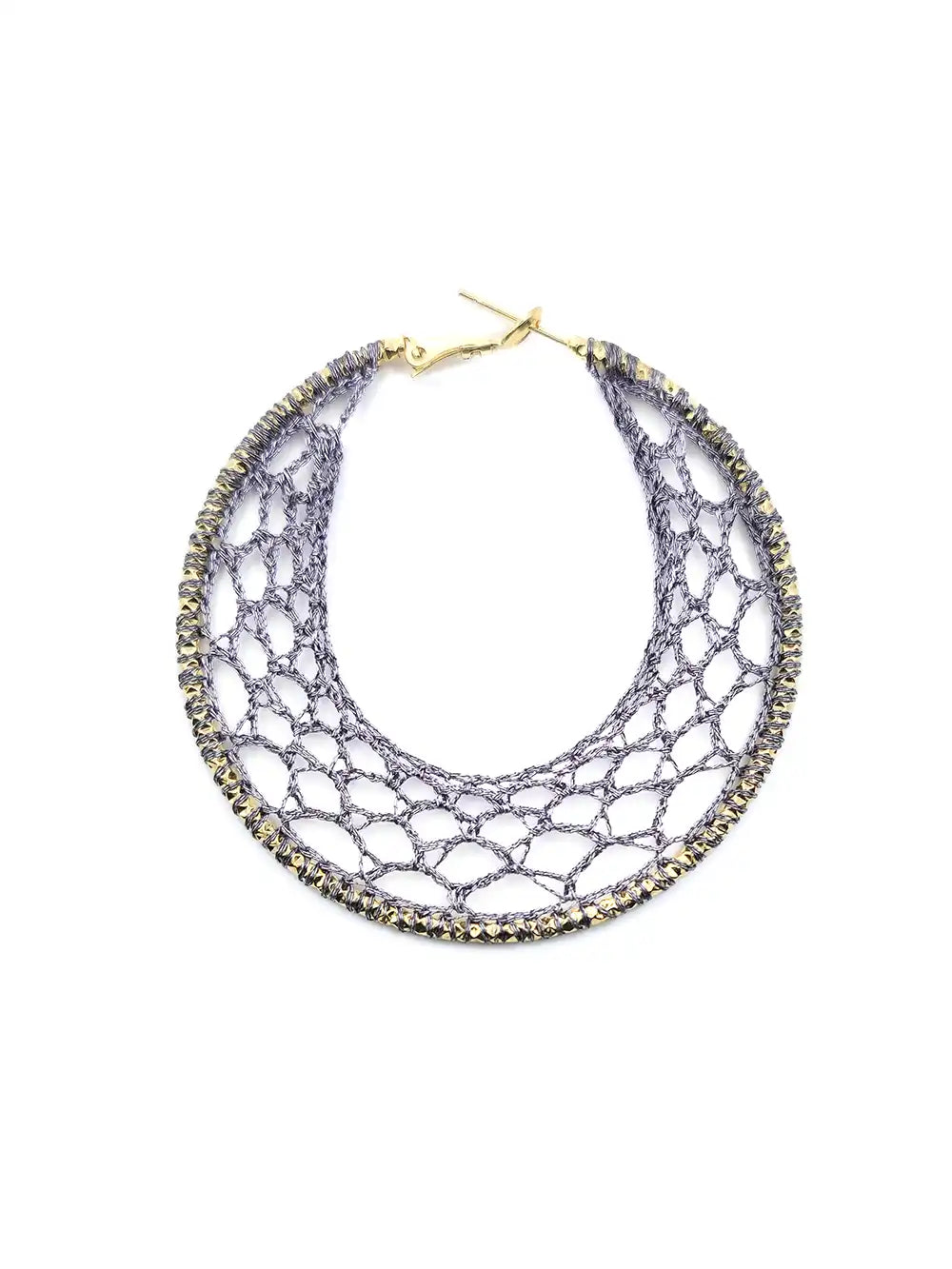 Boucles d'oreilles créoles dorées et dentelle grise