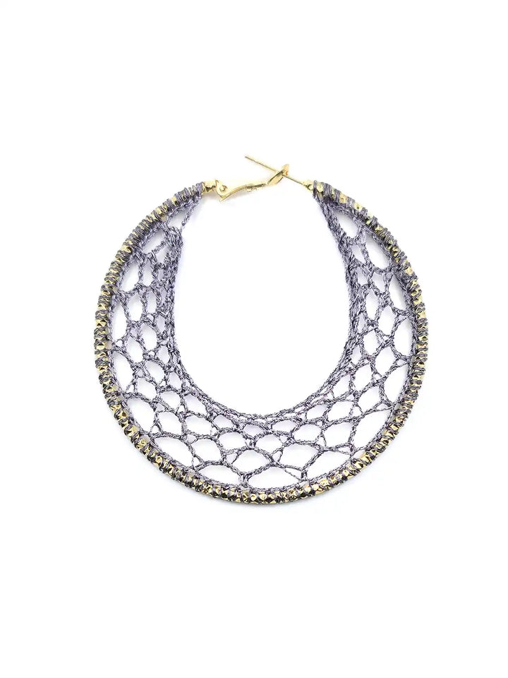 Boucles d'oreilles créoles dorées et dentelle grise