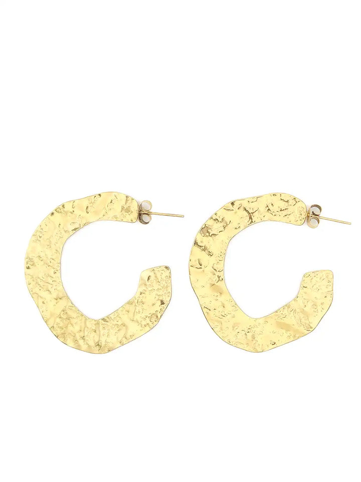 Boucles d’oreilles créoles plates martelées dorées
