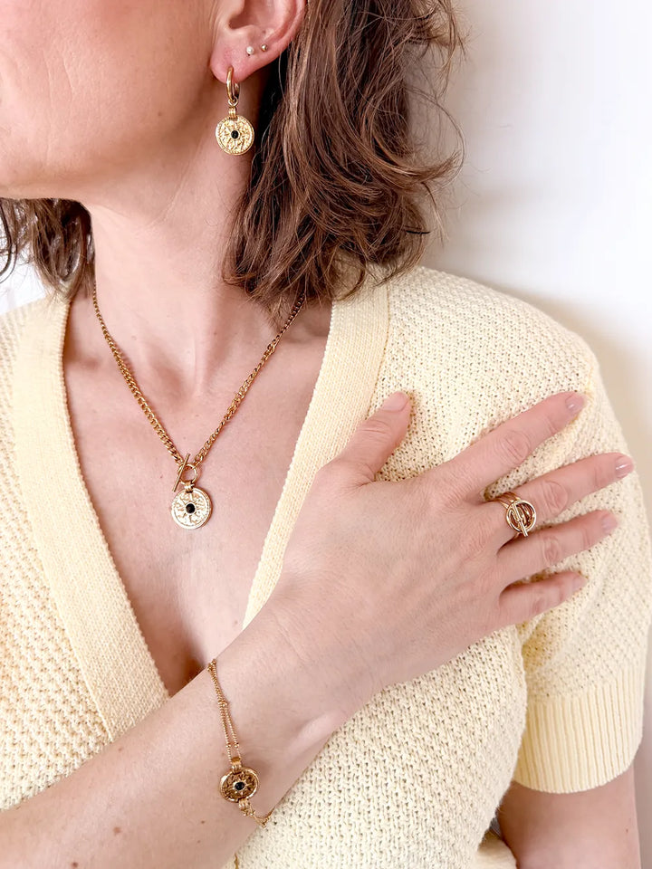parure bijoux femme en acier inoxydable dorée avec médaillon soleil et pierre noire