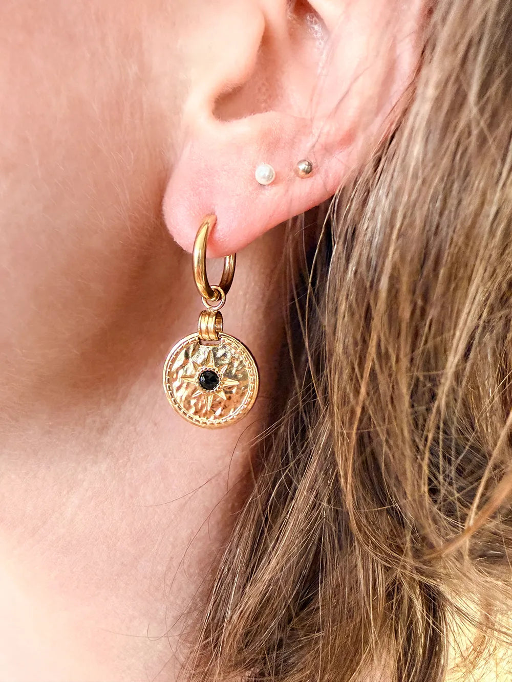 petites créoles femme avec médaillon pendant avec soleil et pierre noir