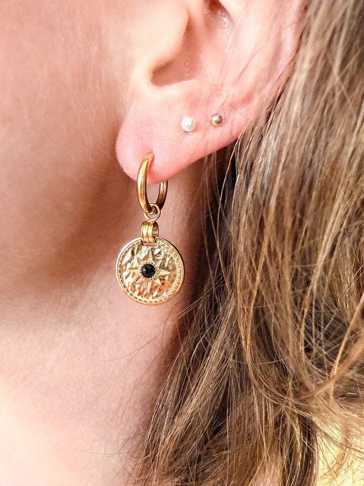 petites créoles femme avec médaillon pendant avec soleil et pierre noir
