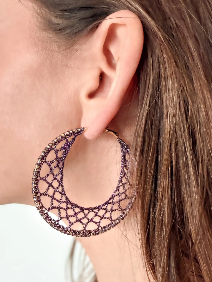 femme avec grandes boucles d&